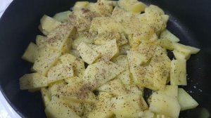 Жареный картофель с яйцами и колбасой на сковороде