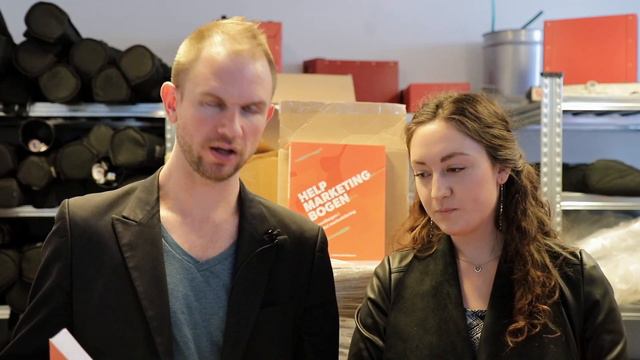 Eric og Anita fortæller om Help Marketing Bogen смотреть онлайн