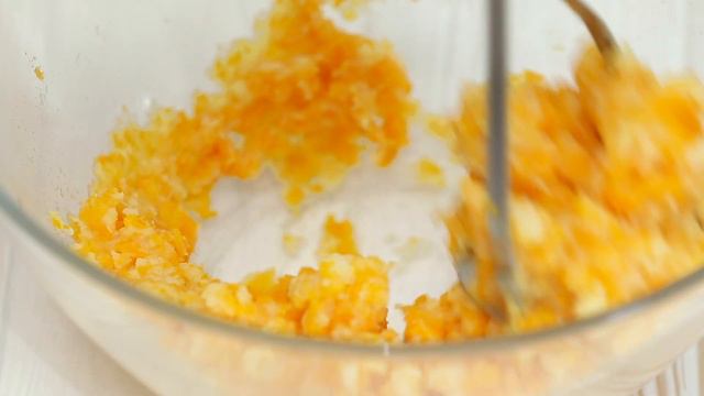 М'ЯСНА ЗАПІКАНКА З СИРОМ ТА МОРКВЯНИМ ПЮРЕ смотреть онлайн