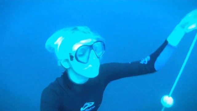 Zap — Free-diving. Девушка ныряет на 30 метров.