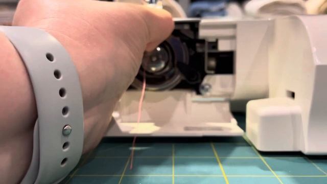 Threading the machine - installing the bobbin case in the machine смотреть онлайн