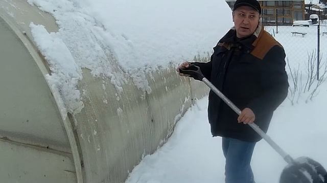Спасаем теплицы. Идем пешком в наш СНТ. Очистка теплиц от снега.