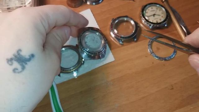 How to remove a bezel from a Soviet watch / Как снять безель с Советских часов. смотреть онлайн