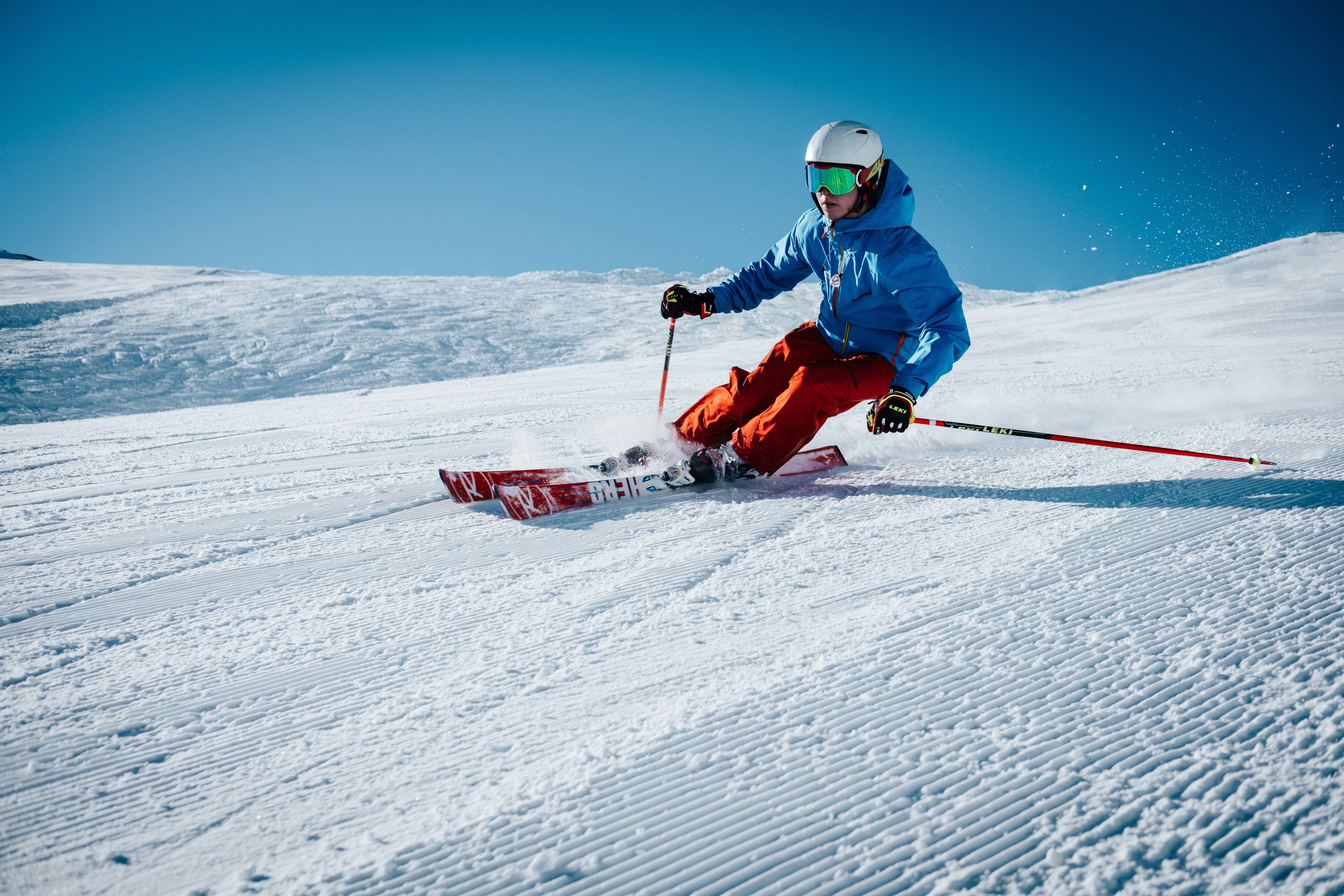 Катание на горнолыжных лыжах. Горнолыжный спорт. Горный лыжник. Горы лыжи. Зимний спорт.