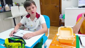 Катя и и Макс играют в школу