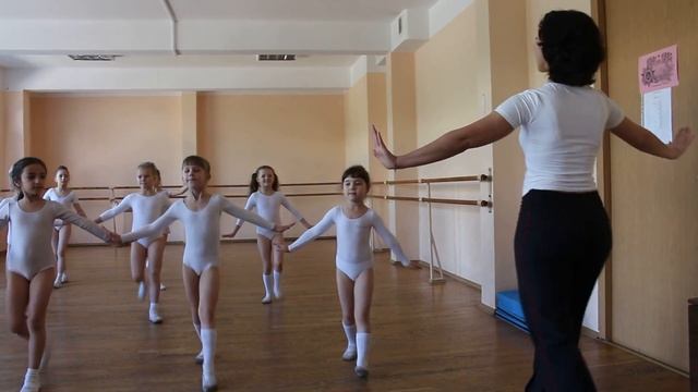 RUSSIAN BALET LESSON Урок Балета девочки (1) 1433 смотреть онлайн