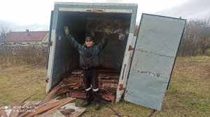 Юра ломает бытовку