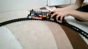 Игрушечный поезд и железная дорога. Игрушки для мальчиков.