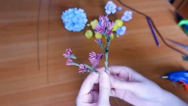 Сладкий букет в коробке с цветами из гофрированной бумаги? Шикарный подарок своими руками
