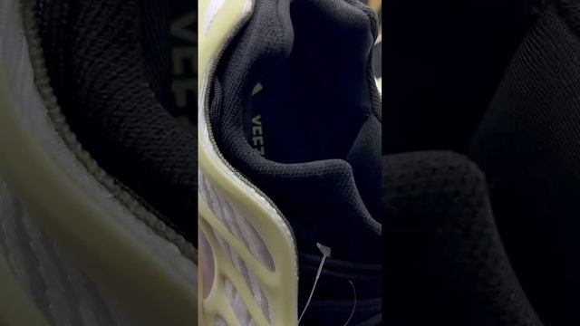 Кроссовки Adidas Yeezy Boost 700/3799руб.