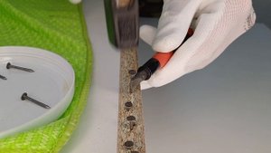 Как быстро и безопасно забивать маленькие гвозди молотком