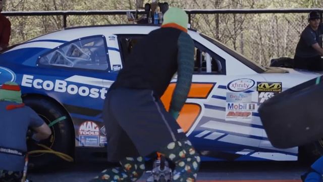 Pajama Pit Stop | NASCAR | Ford Performance смотреть онлайн