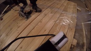 Распиловка лиственницы. Пилу заклинивает и вырывает.