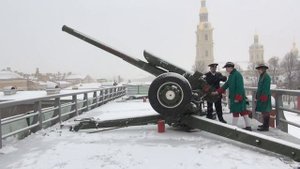 Выстрел из пушки в замедлении. 122 калибр. Полдень. Петропавловская крепость. Санкт-Петербург