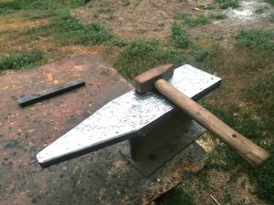 Самодельная наковальня из швеллера и куска стали