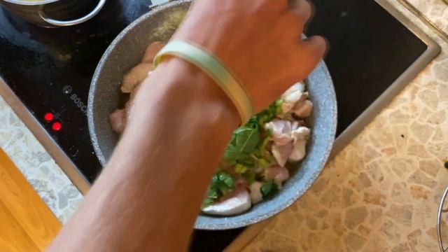 Готовлю пасту фарфалле в сливочном соусе (макароны с курицей) смотреть онлайн