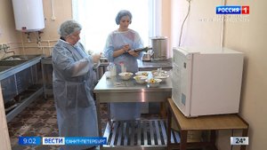 Лаборанты берут пробы на кухнях и пищеблоках социальных учреждений
