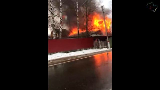 В Деревне Донино Раменского района загорелся частный дом - Подмосковье 2017 г. смотреть онлайн