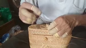 Балийские мастера делают сумку из ротанга