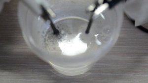 Опыты для детей: Электролиз. Знакомство с электрохимией! // Experiments for Kids: Electrolysis.