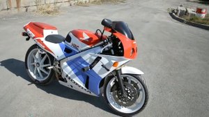Краткий обзор и особенности эксплуатации мотоцикла Honda VFR400R NC30