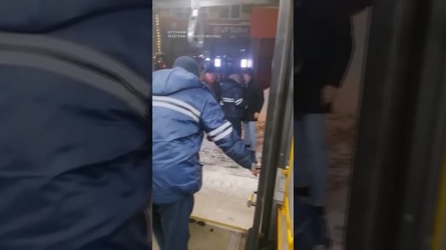 Сила и смелость на грани маразма: дебошира-безбилетника пытаются выпихать из автобуса в Подмосковье