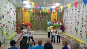 танец парами с зонтиками