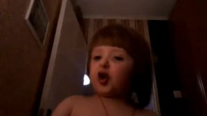 Дочка разговаривает с планшетом