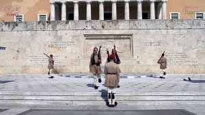 Как происходит развод почётного караула у греческого парламента в Афинах.