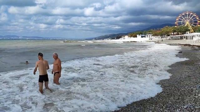 В прошедшее воскресенье в Кабардинке. Водичка тёплая, волны приятные смотреть онлайн