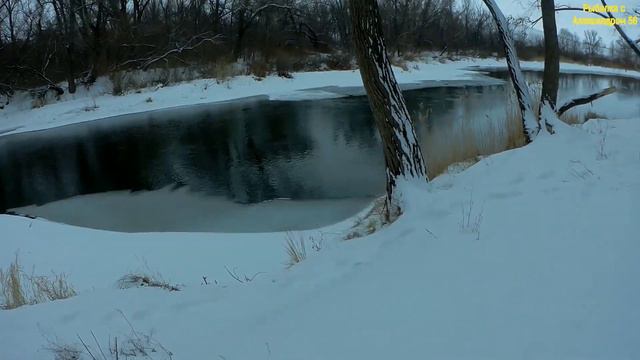 ЗИМНЯЯ РЕКА ВБЛИЗИ ГОРОДА. смотреть онлайн