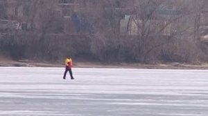 Тонкий лёд на реке