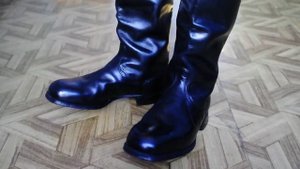 очень скрипучие хромовые сапоги