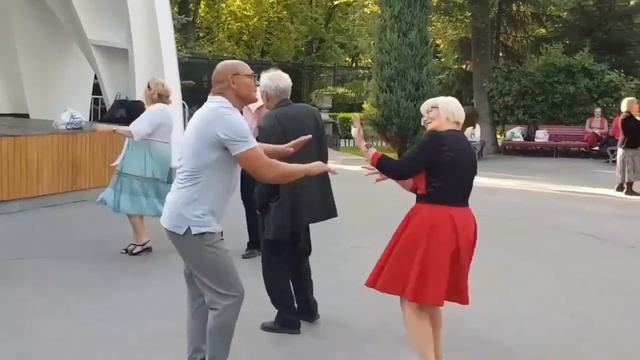 РОС ТЮЛЬПАН ?В ОДНОМ САДУ С РОЗОЮ КРАСИВОЮ ?ХАРЬКОВ ТАНЦЫ В ПАРКЕ ЛЕТО 2023 УКРАИНА #dance #kharkiv смотреть онлайн