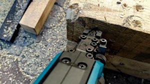 Аккумуляторный гвоздезабиватель Makita DPT353Z (Макита шпилечник в работе)