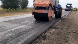 Асфальтирование дорог. Трамбовка асфальта катками