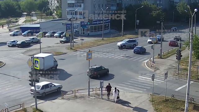В Каменске-Уральском мужчина на инвалидной коляске бросался под колеса проезжающих автомобилей смотреть онлайн