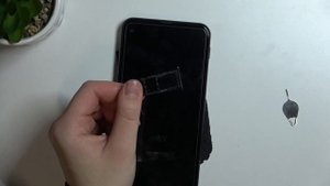 LG Q70 | Как вставить сим карту в LG Q70 - Как вставить карту памяти в LG Q70