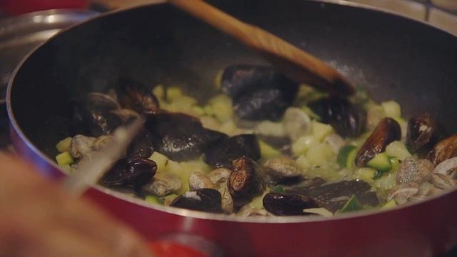 COME FARE una pasta con FRUTTI DI MARE - FACILE e VELOCE! смотреть онлайн