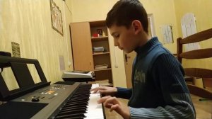 Талантливый мальчик красиво играет на синтезаторе!