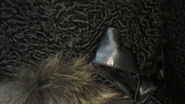 Стильная шуба из каракульчи и песца
