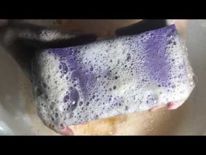 ASMR/squeezing sponges