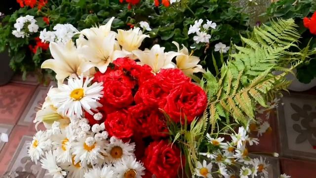 ОЦЕНИТЕ МОИ СТАРАНИЯ. ФОРМИРУЮ БУКЕТ ИЗ САДОВЫХ ЦВЕТОВ НА ЗАКАЗ ДЛЯ ИМЕНИННИЦЫ. смотреть онлайн