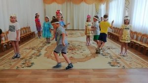 "Ромашки и букашки", Исполняют: Вокальная группа "Аплодисменты", 6 лет