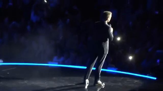 Тэрон Эджертон поет Your Song в Лондоне перед 20 тыс. человек смотреть онлайн