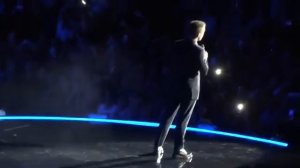 Тэрон Эджертон поет Your Song в Лондоне перед 20 тыс. человек