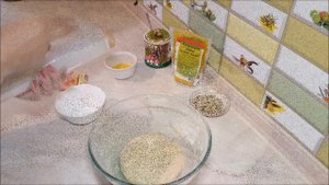 Булочки без дрожжей из цельнозерновой муки с посыпкой из смеси семян . Вместо хлеба.