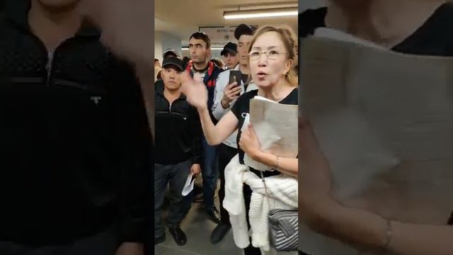 ОГРОМНЫЕ ДАВКИ И СТОЛПОТВОРЕНИЕ ЦАРИТ В МИГРАЦИОНКЕ В АСТАНЕ! смотреть онлайн