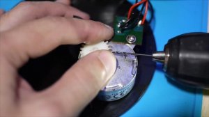 Как починить пластиковую шестеренку на примере детского дискошара.