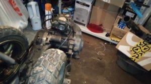 Сняли мотор со скутера.